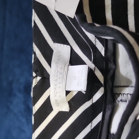 The Audrey style New York and Company black and white 4 way stretch pants NWT - Picture 2 of 3